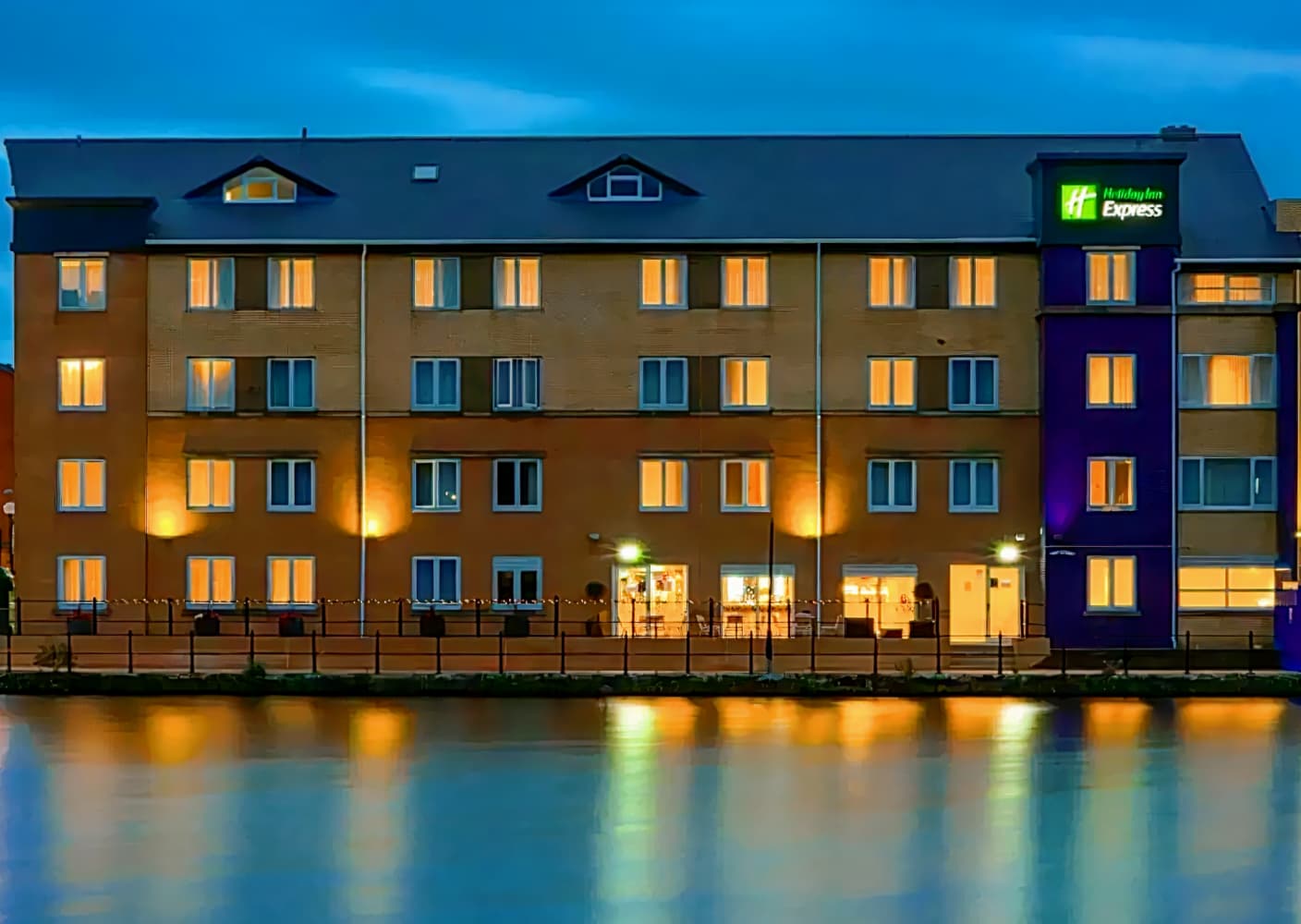 Holiday Inn Express Cardiff Bay