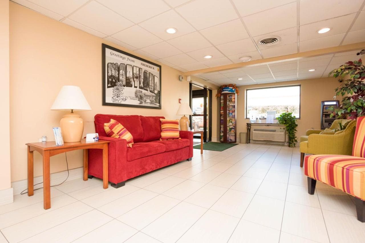 Super 8 by Wyndham Frederick