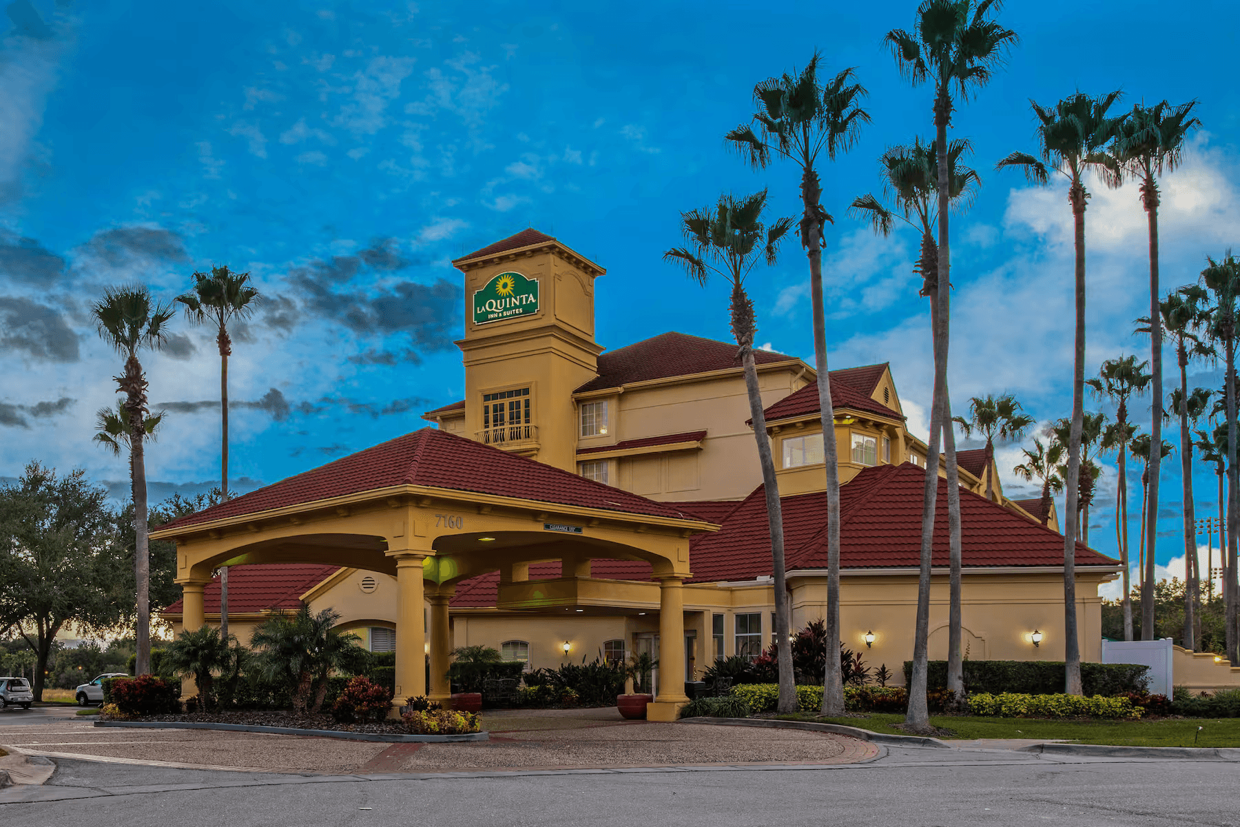 La Quinta Inn & Suites by Wyndham Orlando Airport at Gateway Village